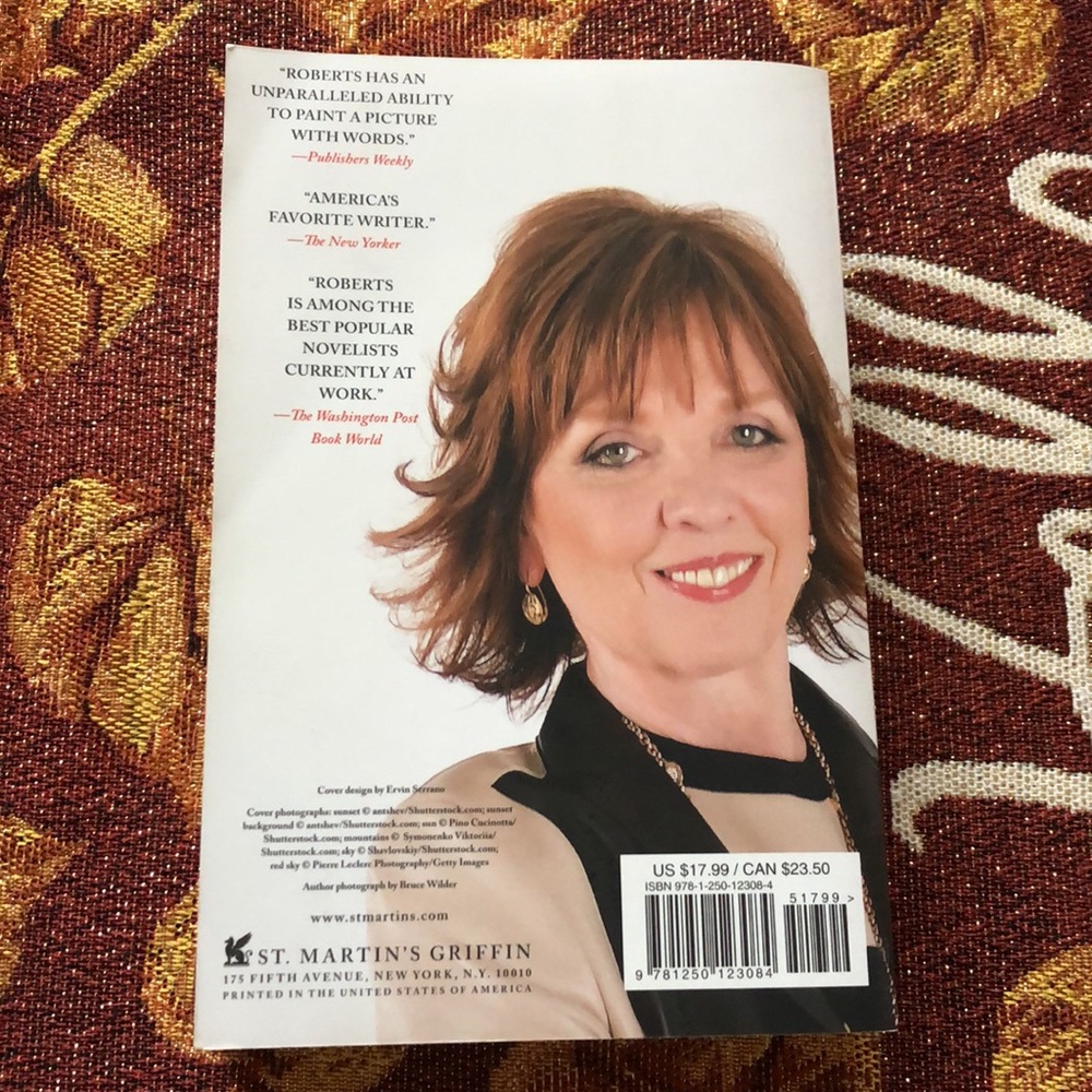 3 paperback novels by Debbie Macomber, Liane Moriarity and Nora Roberts - Picture 5 of 5